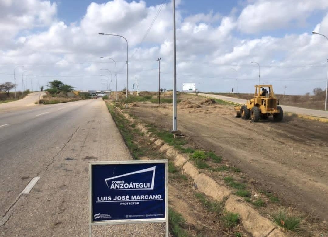 lfigueredoc's tweet photo. Ajaaaa!!!! La semana pasada logramos encender parte de las lámparas y ahora iniciamos la limpieza profunda del Distribuidor Aragua, puerta de entrada a nuestro municipio. 

Seguimos trabajando para ustedes! 
@luismarcanos https://t.co/XTs3Av76ba