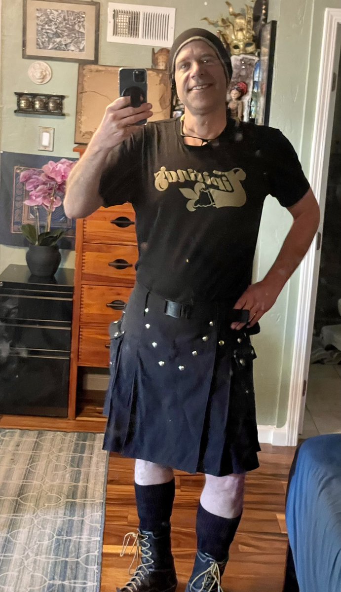 wysiwyg503's tweet photo. It’s gonna be 81 and I’ll be #gardening in my #utilikilt https://t.co/rqtqjkFiK9