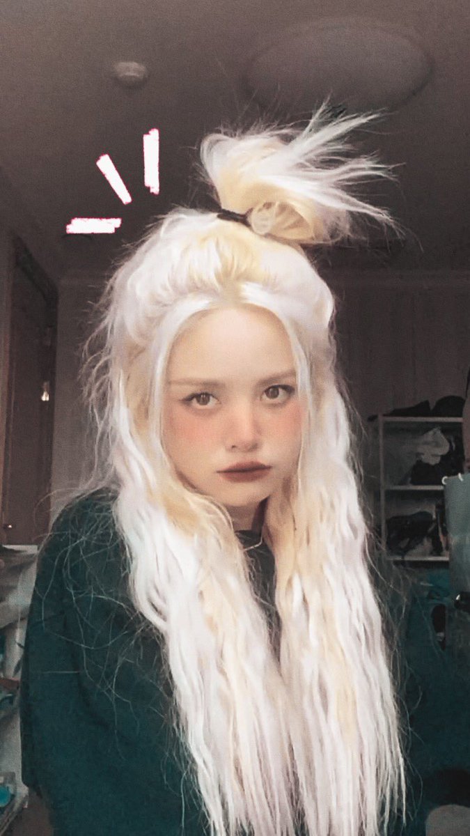 EGIRLSORN's tweet image. She woke up today and choose violence

#손 #씨엘씨