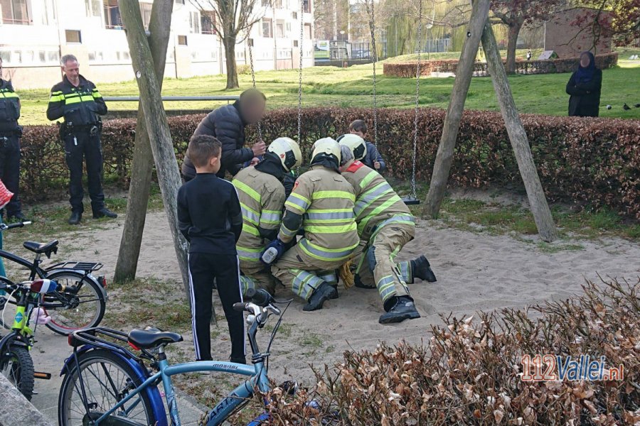 Kind vast in speeltoestel aan het Schrijverspark in #Veenendaal. 112Vallei.