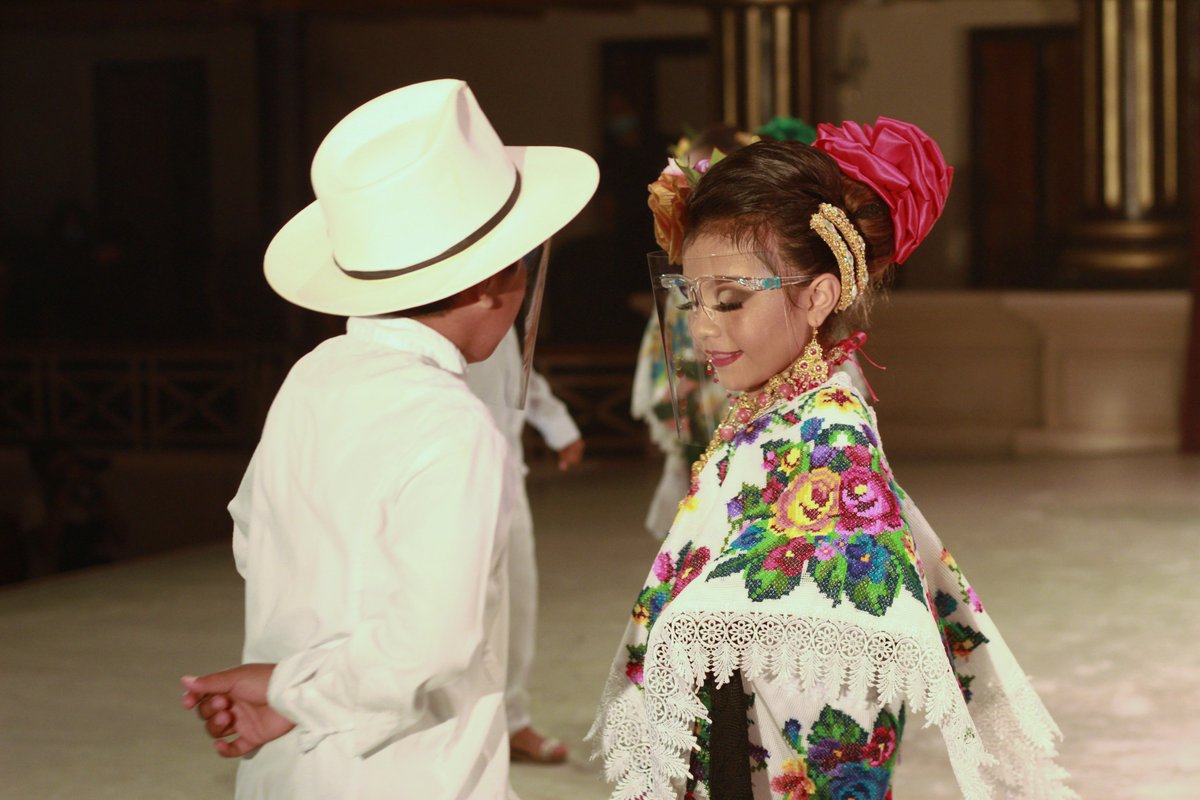 CulturaCampeche's tweet photo. 👧🧒🥳¡Celebramos nuestras #Herencias!💃🕺
Gracias por acompañarnos al espectáculo del #GranBallet Folklórico de Campeche, donde pudimos disfrutar del gran talento de las niñas y niños del municipio de Calkiní.
¡Nos vemos en el siguiente show! https://t.co/ZCAIscvil5