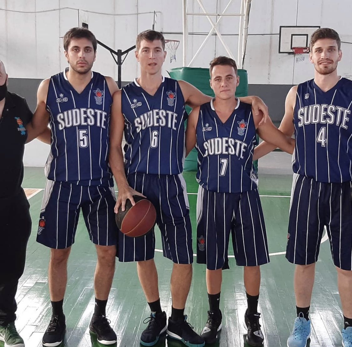 Se juega el Provincial Cordobés de 3x3 en Banda Norte, Río Cuarto.
La Asoc Sudeste de Básquet está integrada por: Franco Batistoni, Lucas Batistoni, Agustín Vignolo y Ariel Renzi. Entrenador: Prof. Pablo Daniel

Fotografía: @norbertoboninook