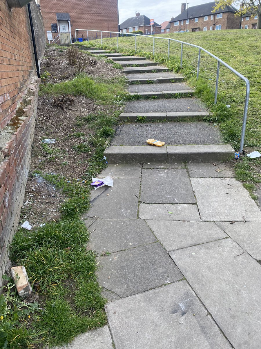 HackenthorpeP's tweet image. Kath, lady in her 60’s litter picks these shops daily at 5.30am. She couldn’t do today so I went. Shame on customers/businesses/councils. Where’s the pride? #litter @KeepBritainTidy @SheffLitterPick @SheffCouncil @SheffieldStar @BBCSheffield