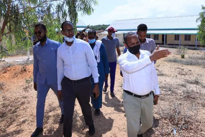 BRED_BRA's tweet photo. Director-general Abdirahman Omar and Kahda district Commissioner Mohamed Yusuf inspected Omar Faruk School and Shimbirale School in Kahda District.

DG Abdirahman encourages education and the restructuring of Benadir schools. https://t.co/z0K8gYcB9l