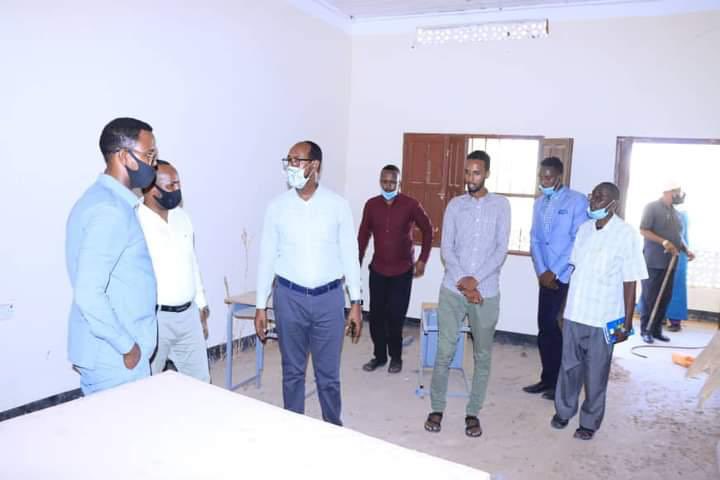 BRED_BRA's tweet photo. Director-general Abdirahman Omar and Kahda district Commissioner Mohamed Yusuf inspected Omar Faruk School and Shimbirale School in Kahda District.

DG Abdirahman encourages education and the restructuring of Benadir schools. https://t.co/z0K8gYcB9l