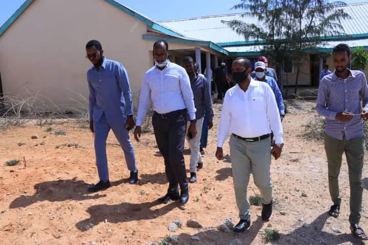 BRED_BRA's tweet photo. Director-general Abdirahman Omar and Kahda district Commissioner Mohamed Yusuf inspected Omar Faruk School and Shimbirale School in Kahda District.

DG Abdirahman encourages education and the restructuring of Benadir schools. https://t.co/z0K8gYcB9l