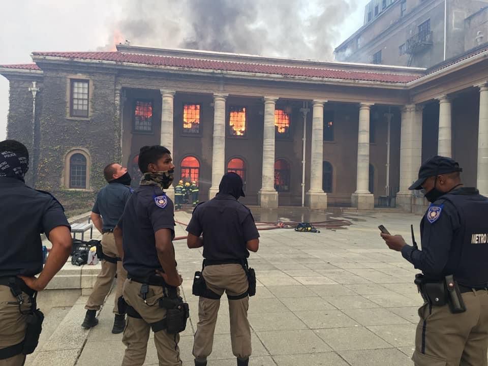 fedhasaRSA's tweet photo. The devastating fire at @UCT_news has rallied the hospitality sector. FEDHASA members are helping where they can to accommodate and assist students. Contact FEDHASA Cape https://t.co/s9NpOglSyD if you're a member and willing to assist or if rooms are needed #capetownfire https://t.co/nMUScCp4nc