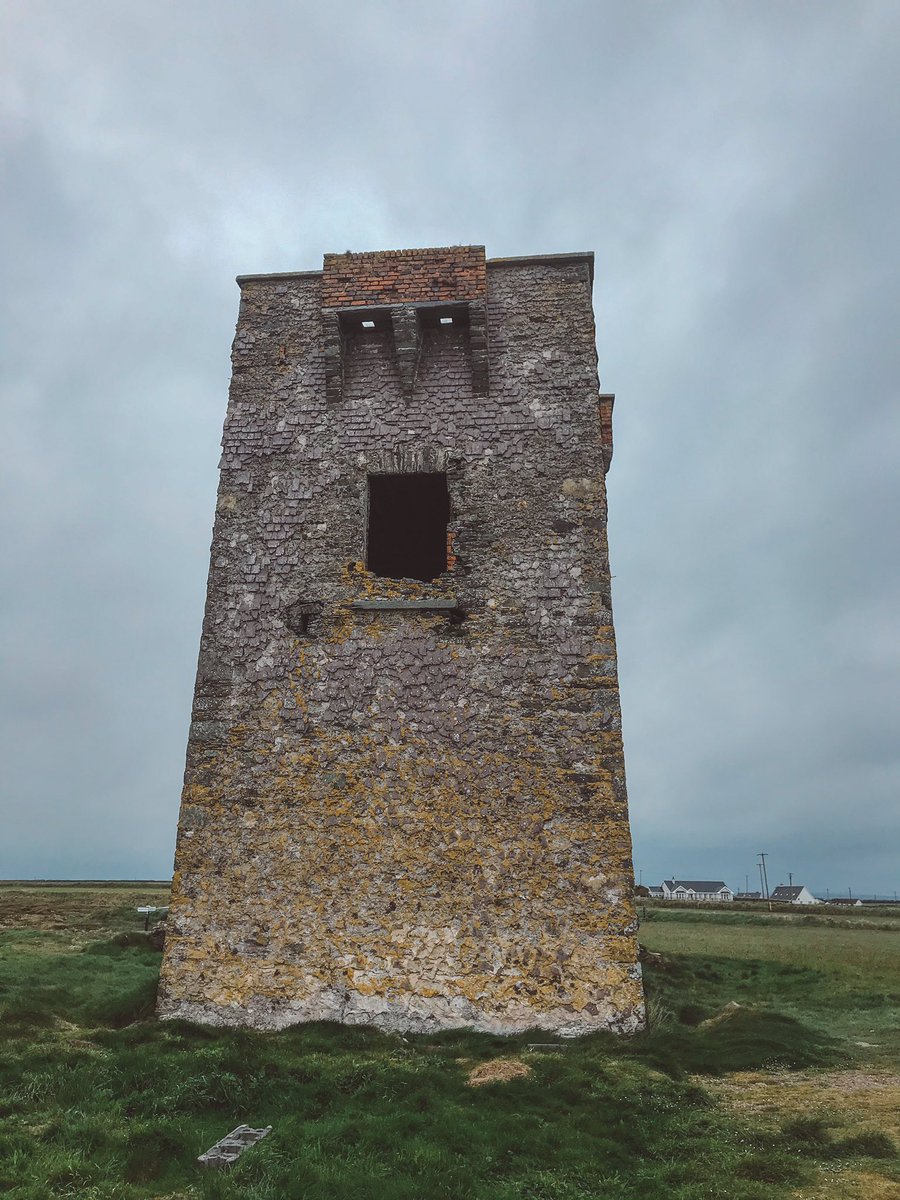 Took a day trip to the Capel Way Coastal Trail Loop on the #Knockadoon peninsula, lovely walk that passes the Knockadoon signal tower. The tower is really well preserved with red brick #machicolations over the door and #bartizans over the corners. 

@VisitCork_ie @irarchaeology