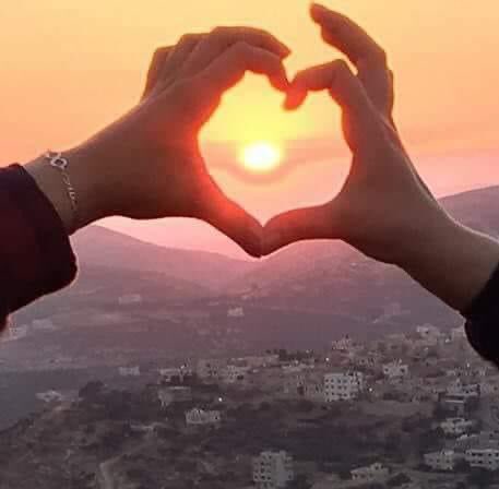 "يَفوز ذوي النيَّة الطيِّبة في النهايات، مهما تعدَّدت خساراتهم ..
🧡💛