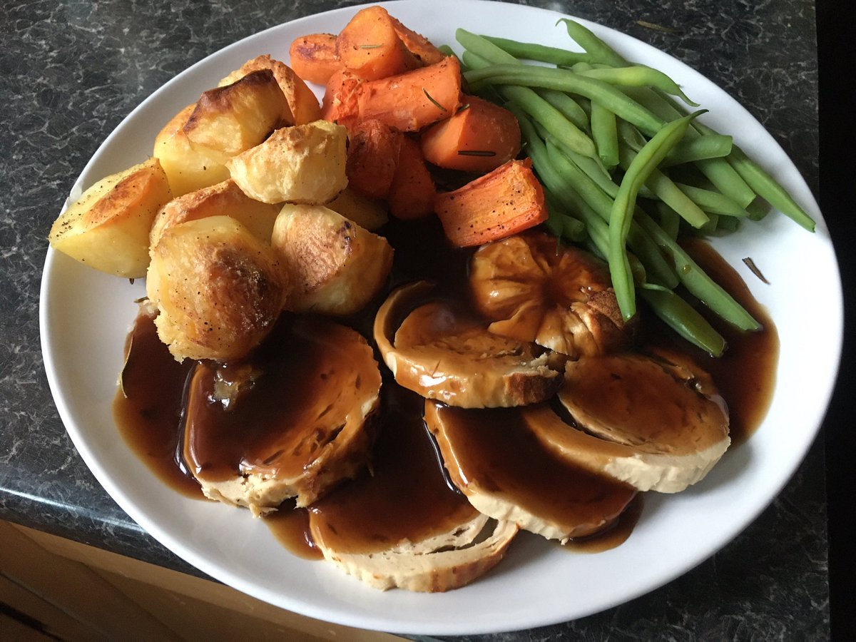 Lovely brunch as I got up late 😴Delicious vegetarian roast dinner👍 Quorn roast, roast potatoes, roast carrots, green beans and onion gravy 😁#slimmingworld #foodoptimising #sundaybrunch #SundayDinner #slimmingworldfood