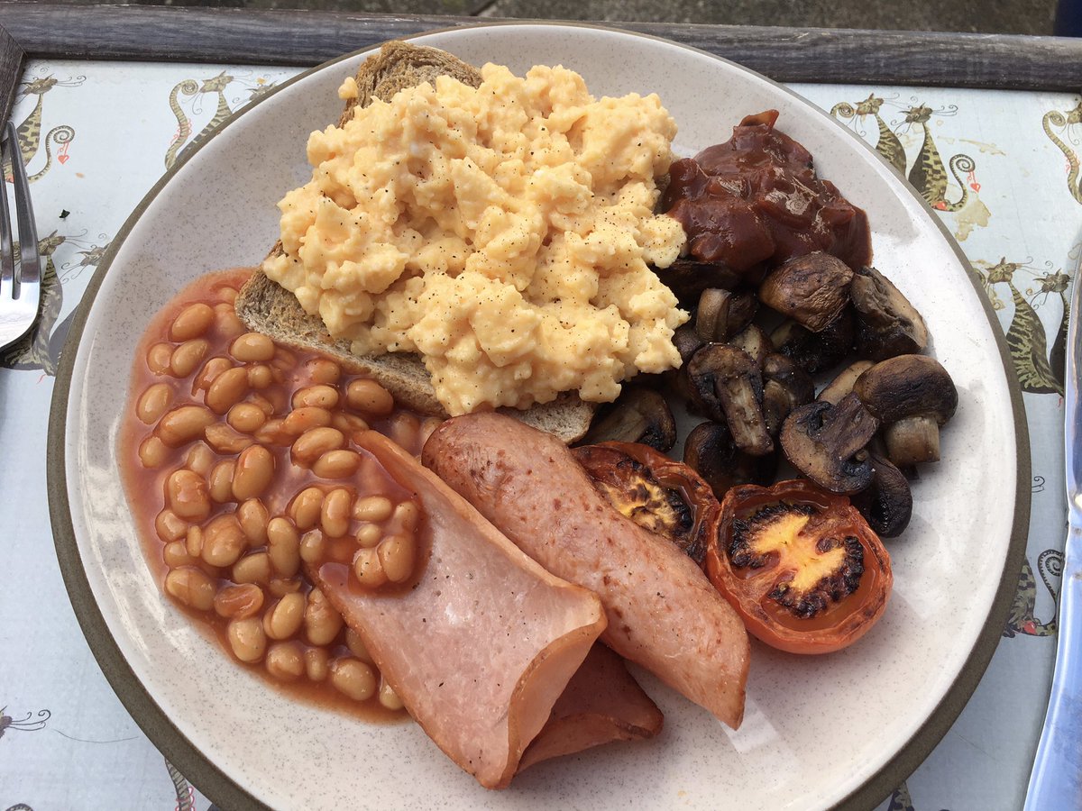 SWLinEaglesnest's tweet photo. Lovely brunch as I got up late 😴Delicious vegetarian roast dinner👍 Quorn roast, roast potatoes, roast carrots, green beans and onion gravy 😁#slimmingworld #foodoptimising #sundaybrunch #SundayDinner #slimmingworldfood https://t.co/UQOcnSF3tV
