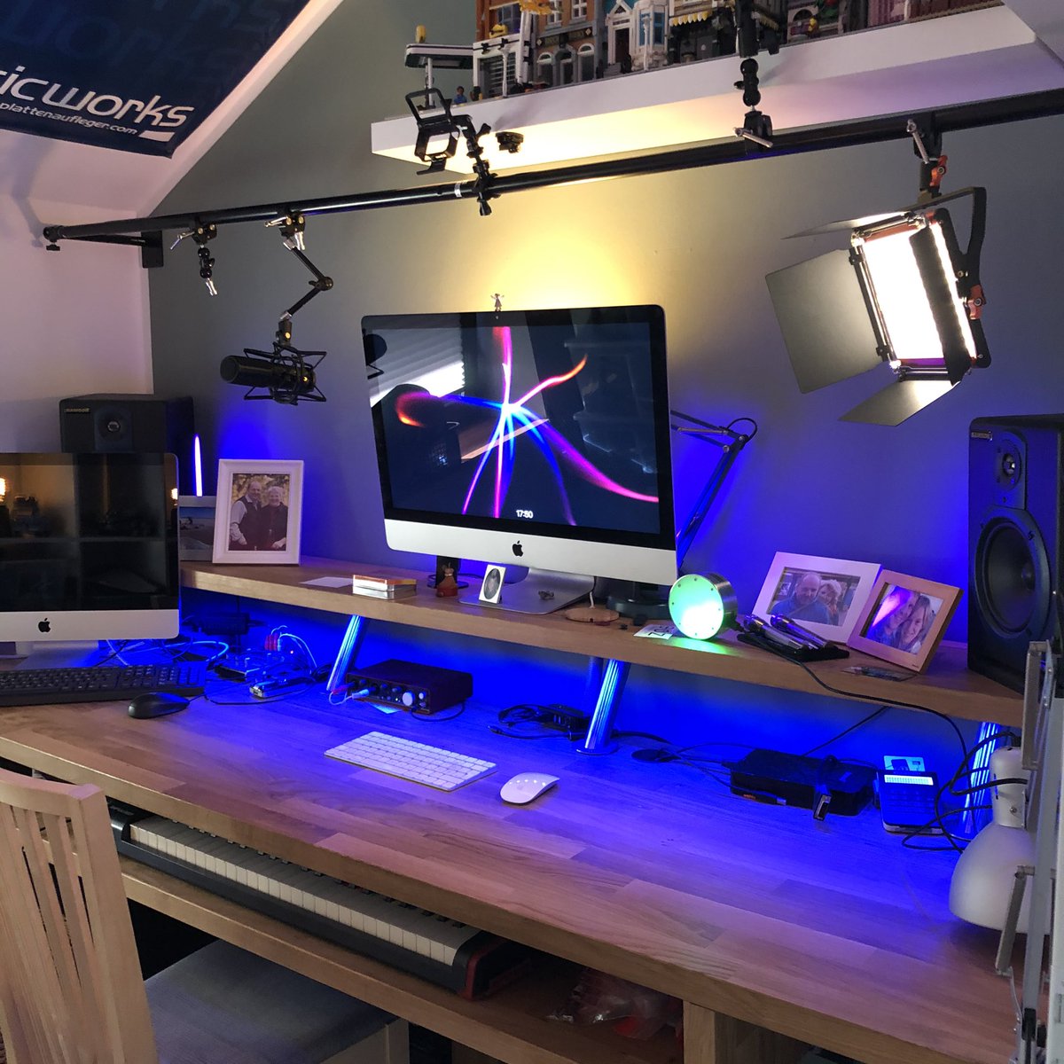 bastianstrauss's tweet photo. Video- und #musikstudio upgrade. Teste derzeit noch die optimale Beleuchtung für #obs und Co. Freue mich schon auf die Barcamps in Oldenburg #bcol21, Bonn #bcbn21 und dem Kompentenzzentrum Cottbus #nachhaltig_digital https://t.co/T29iLsqEGw