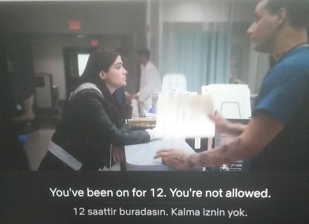 Ereniuu's tweet photo. Sahne New Amsterdam dizisine ait.
Asistan, bir hastanın durumunu merak ettiği için mesai sonrası acil serviste kalmak istiyor.

12 saatten fazla kalma izni olmadığı için uyarı alıyor.

36 saat aralıksız çalışan asistanlar var Türkiye’de.
@UykusuzAsistan https://t.co/UaSeoWf2pB