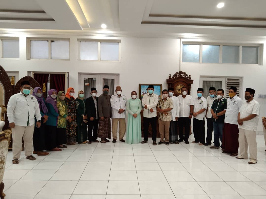 PkbGrobogan's tweet photo. Jajaran Pengurus DPC PKB Grobogan Buka Bersama Bupati Terpilih Kabupaten Grobogan Ibu @SumarniGrobogan beliau di dampingi oleh jajaran pengurus @pdipgrobogan 
#RamadhanPenuhBerkah #PkbGrobogan #GroboganSemakinHebat @cakimiNOW @DPP_PKB @yusuf_ch @MUSTAINPKB https://t.co/zKVxJ0fYls