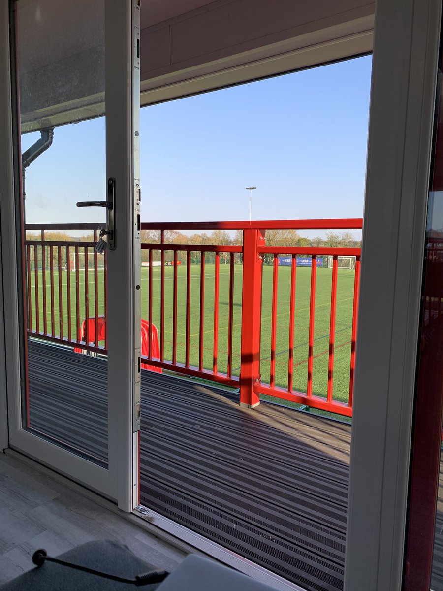 Kim_ST82's tweet image. Nice view for the evening 😍⚽️👩🏼‍💻 #motivationforstudy