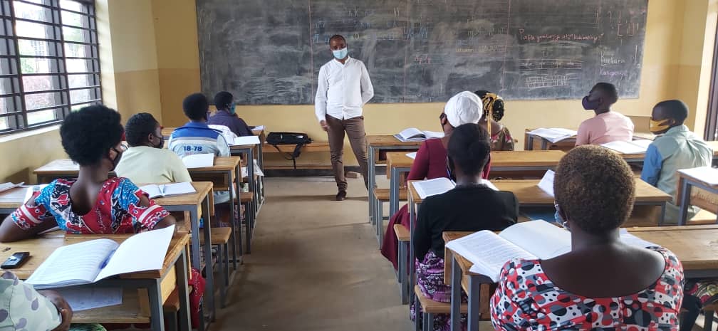 Aya mahugurwa yari agamije kongerera abo barimu ubumenyi ku bijyanye n'uburyo bunoze bwo kwigisha isomo ry'Ikinyarwanda. <a href="/mbanelson/">Mbarushimana Nelson,PhD</a> <a href="/SomaUmenyeRw/">USAID Soma Umenye</a>