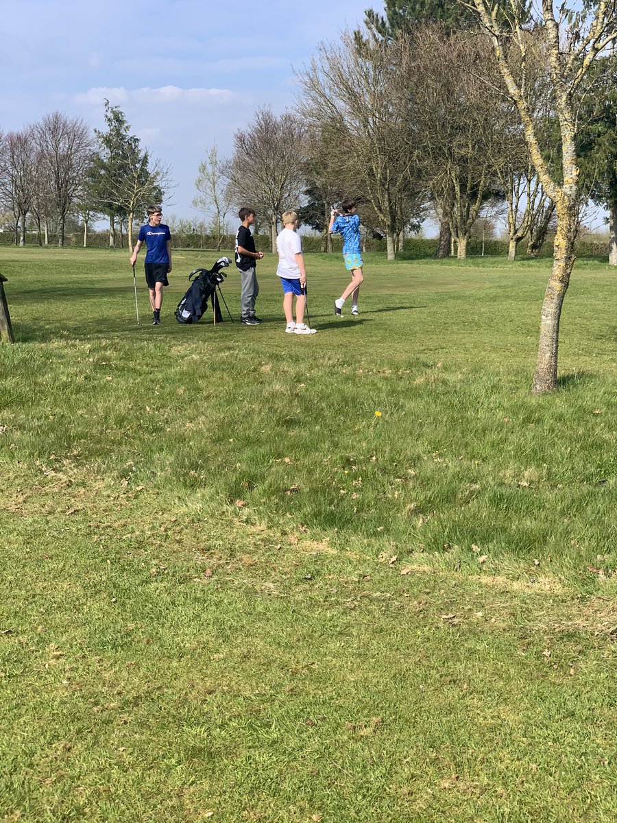 BerewallHouse's tweet image. A selection of Berewall boys pinched a round of golf this afternoon @MPS_Sport 9 hole golf course #shotgunstart #straightdownthemiddle #berewallboys