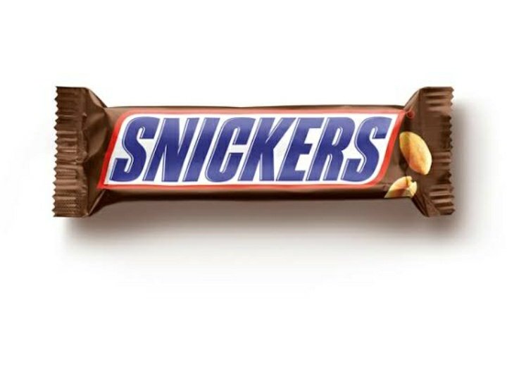 Шоколадка сникерс с именами. Сникерс. Шоколад Сникерс. Шоколадка Сникерс. Шоколадный батончик Сникерс.