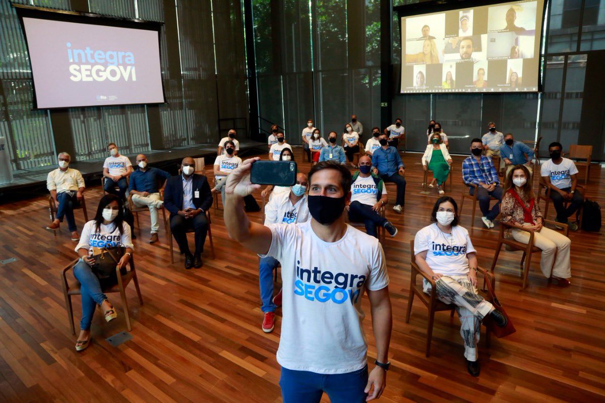 brunobrunos's tweet photo. Reunião de trabalho revigorante com o time da Secretaria de Governo da @Prefeitura_Rio, sob a liderança do incrível @caleromarcelo. Coordenação e definição de estratégias p/ conectar o #Rio de novo com o #mundo🌎. C/ muito trabalho, vamos em frente! #RioInternacional #RioLife 💪🏾 https://t.co/kdJjHIla8e
