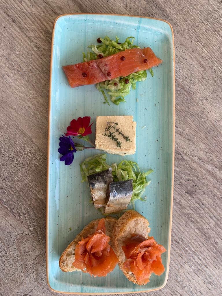 AuroTtp's tweet photo. Ecco uno dei piatti del mio ristorante stage: il Filo d'Olio a Carate Urio
Si chiama #deliziedilago ed è composto da trota salmonata affumicata, patè di cavedano e missoltino. 
#pescedilago #stage #carateurio #comolake #trota #cavedano #ristorante #tirocinio 
@ComoCfp https://t.co/f3m0fTpCfu