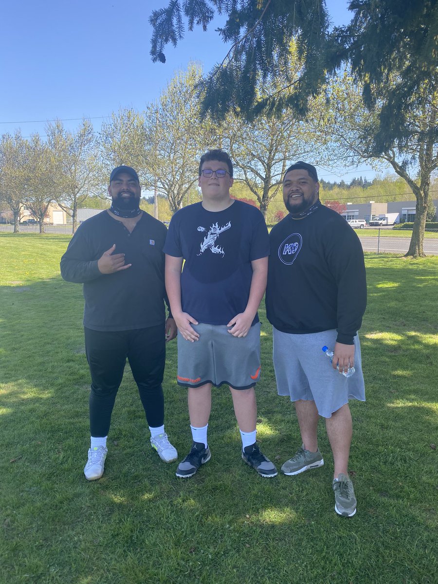 DomsMomFDN's tweet photo. PNW 💎 in the Rough:

Class of 2022 @SamWest2022 
Verified Measurable 6’8|360lb

Standing next to current @nyjets @MrKoloamatangi and former @oregonfootball @CoachTeli 

Raw, but working on perfecting the craft by training with @OfficialKOBros 

@BrandonHuffman @coach_cristobal https://t.co/qFrJxTgEbm