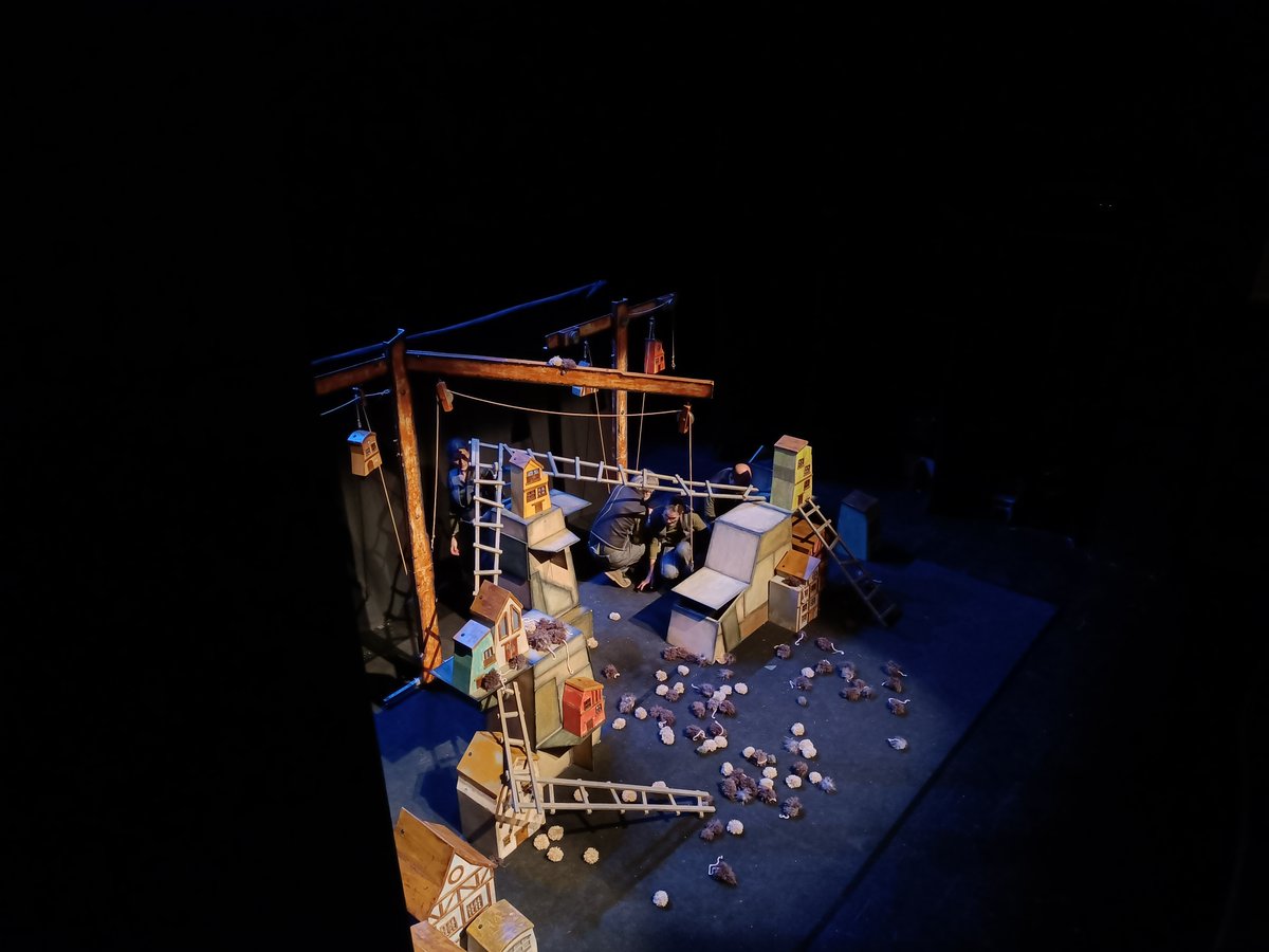 Una escenografia molt treballada, uns intèrprets sublims i una història captivadora. Aquests han estat els tres elements que han conformat el còctel teatral excels dels <a href="/xipxapteatre/">xipxapteatre</a>.

Amb el seu Hamelí han fet reflexionar als assistents al teatre aquesta tarda de dissabte.