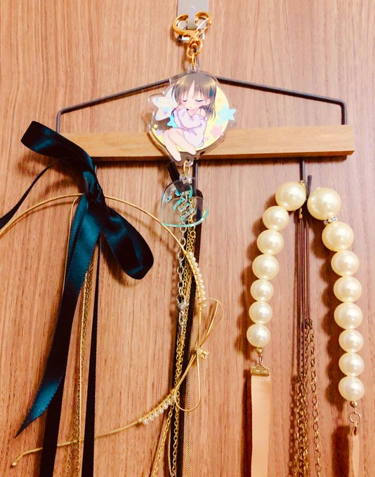 アクセサリー置き場に唯ちゃんのアクキー飾ってみたら元からこういうデザインのハンガーみたいでめちゃくちゃ可愛くなった…🥰 