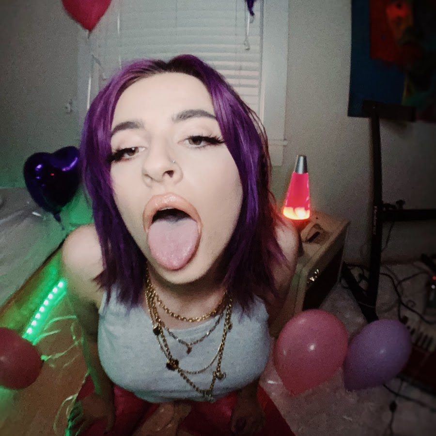TRAMPSTAMPCULT's tweet photo. I need to smokea blunt with this b*tch 🍃🍃 https://t.co/JSezwFJCPZ