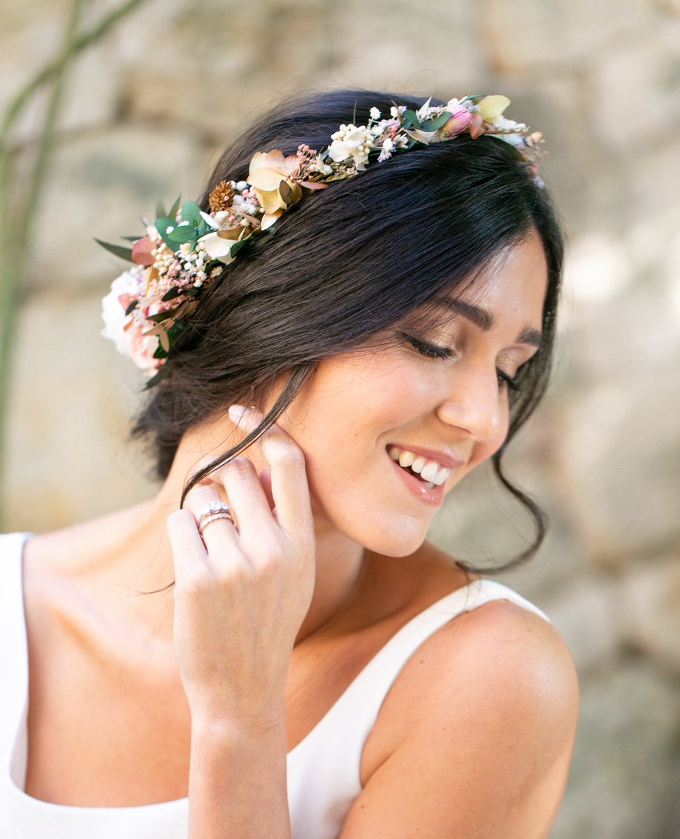 This stunning three stone ring features a central round diamond with pear shape diamond side stones for a luxurious contemporary look.

Discover more on our website: l8r.it/j3Hh

Model 6712D-BRPL

Photography <a href="/AnneliMPhoto/">Anneli Marinovich</a>
Styling @OfficialLaFete