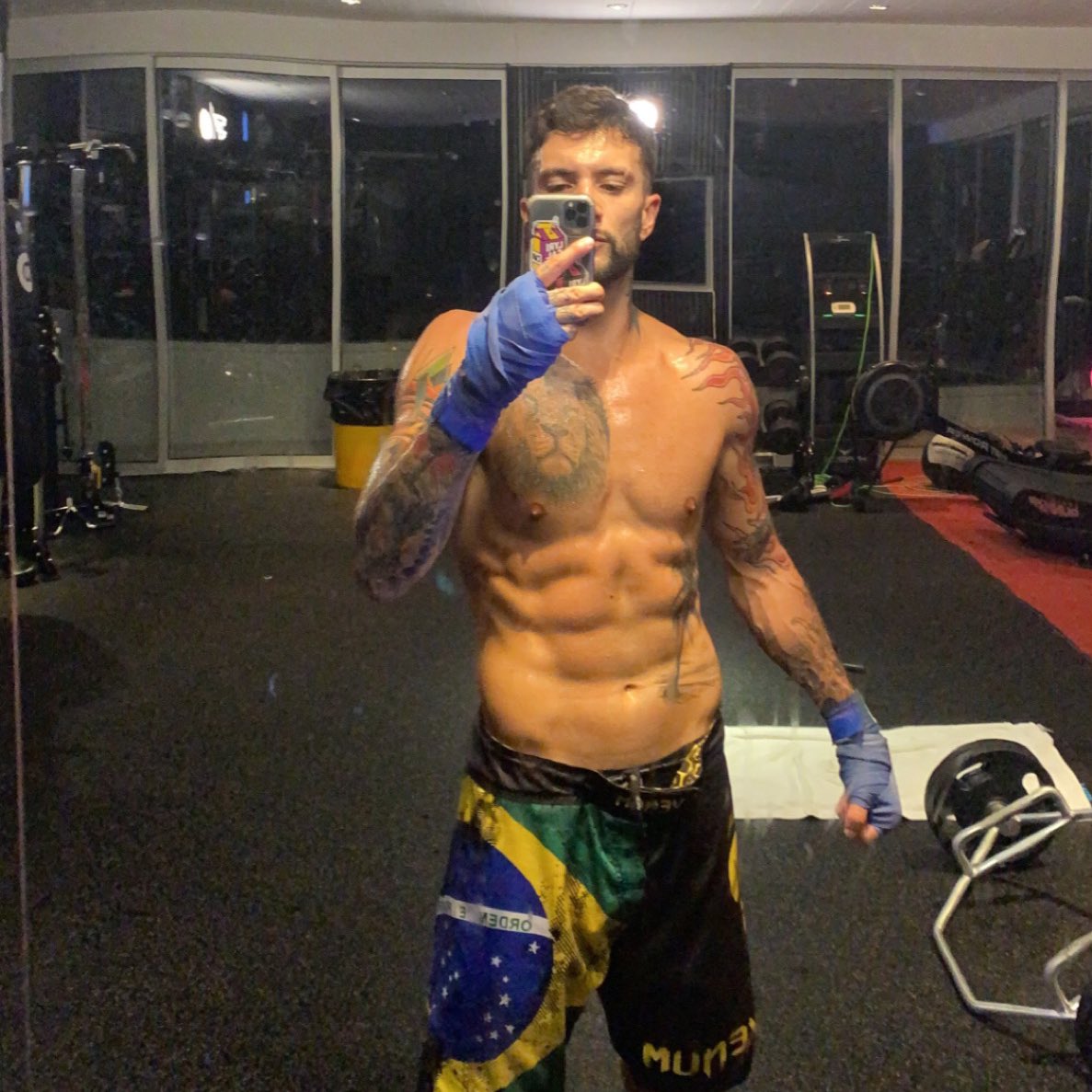 Temperrr's tweet image. lmk if u wanna fight someone that will actually fight back @jakepaul