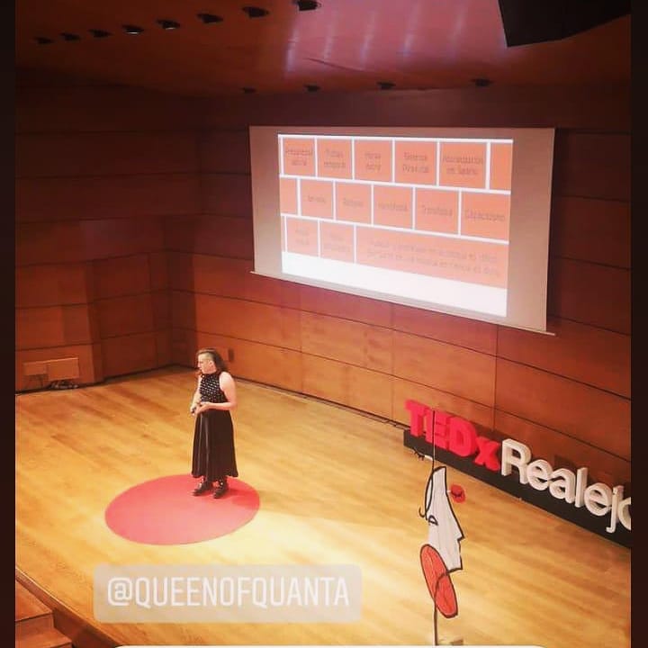 queenofquanta's tweet photo. Hoy en @TEDxRealejo se han repartido Verdades como Maritoñis.

La charla saldrá online en un mes o así o eso me dicen.

Thank you for coming to my TED talk.

@canalugr @athenea3i #tedx #tedxtalks #tedxrealejo https://t.co/vRXBgIi7D2