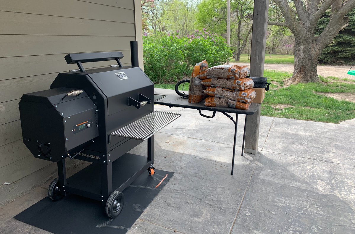 atbbq's tweet image. Our delivery team just made someone&apos;s day! This Yoder Smokers YS640s looks right at home on its new patio. Can&apos;t wait to see the food! 😋 Show us photos of your grill. 

#ys640s #yodersmokers #teamyoder #640