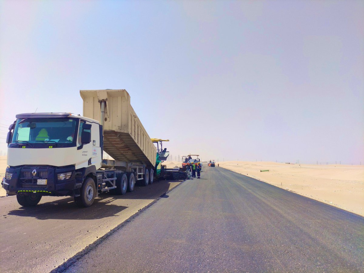 Laying asphalt concrete on the road.