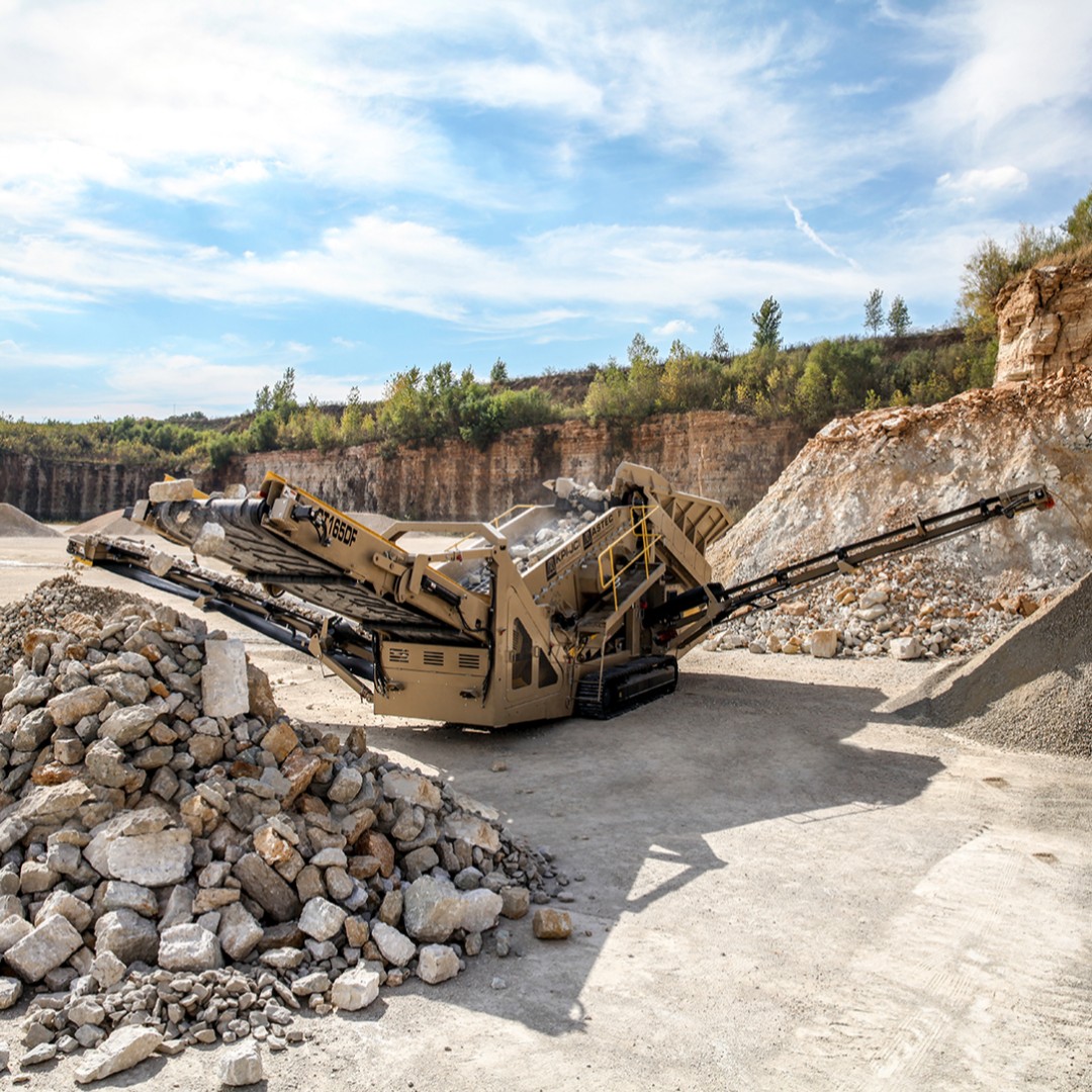 Our track-mounted screen plants, like the GT165DF, combine heavy-duty screens with industry-leading conveyor heights. Designed specifically for maneuverability, these screening plants offer ease of use and reliability for a wide range of applications. #Astec #OneASTEC #Screening