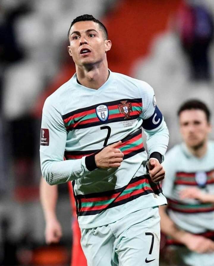 KakaZl4's tweet photo. CR7 e messi não vão poder jogar mais A Copa do mundo😢 #ChampionsLeague https://t.co/ZKsCc0u0aO
