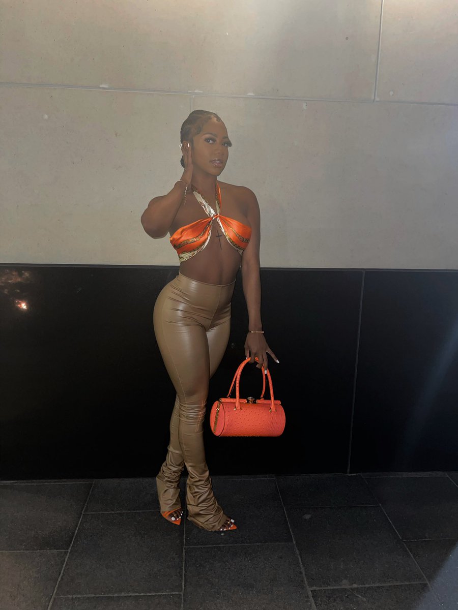 ThassNyahh's tweet photo. outstanding so I stand out🧡 https://t.co/vdE0lZ9RLf