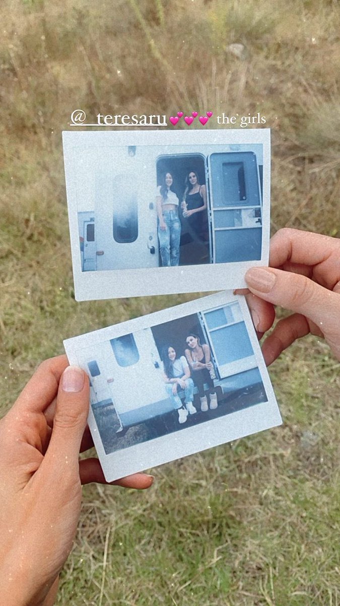 In real life, after Michelle gave this interview, Luismi was encouraged to reach out to his daughter by his then girlfriend. In the show, this character is assumed to be Azucena. Macarena and the actress playing Azucena (Teresa Ruiz) took photos outside a trailer together...