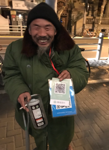 Eyaaaad's tweet photo. المتسولين في الصين أصبحوا يواكبون التقنية فهم يحملون بطاقات أكواد QR ليتم تحويل المبلغ على حسابهم آلياً، وذلك لأن معظم الصينيين يستخدمون التحويلات المالية إلكترونياً. https://t.co/XnF5gYLlPn