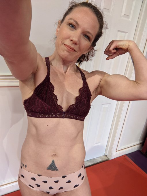Same day, same gym...how did these two pictures happen?  #musclewomen #girlswholift #biceps https://t<a href="/tag/biceps"class="tags"><span>#biceps</span></a><a href="/tag/girlswholift"class="tags"><span>#girlswholift</span></a><a href="/tag/musclewomen"class="tags"><span>#musclewomen</span></a>