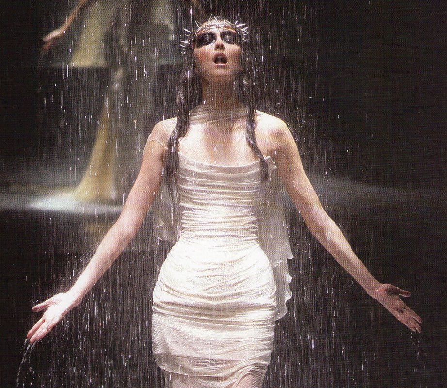 MIUCClAMUSE's tweet photo. this alexander mcqueen fw04 moment lives rent free in my head https://t.co/91dgzGd1TO