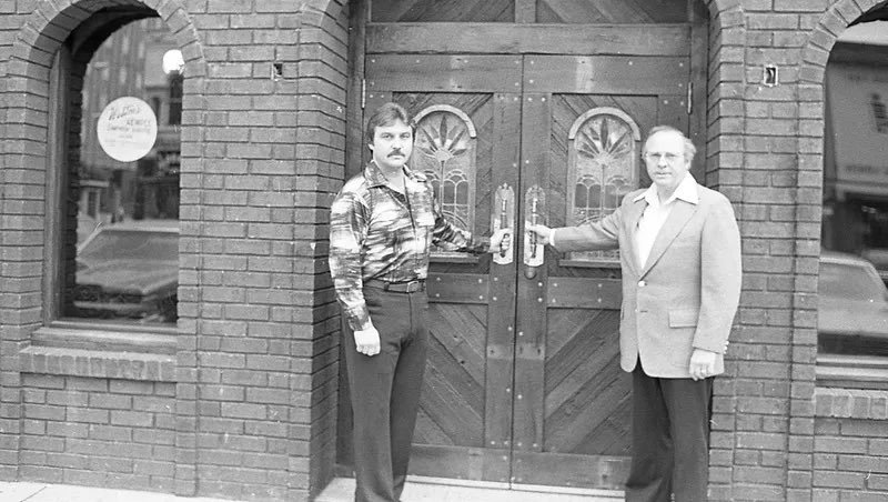 JoshLipnik's tweet photo. Weston’s Kewpee Restaurant 
South Washington Square 
Lansing, MI

One of the last five locations of the Kewpee burger chain, founded 1923 in Flint, MI. There were over 400 Kewpee restaurants at the chain’s peak in the 1930s. https://t.co/8anDrSFTKa