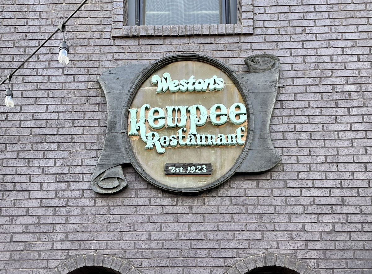 JoshLipnik's tweet photo. Weston’s Kewpee Restaurant 
South Washington Square 
Lansing, MI

One of the last five locations of the Kewpee burger chain, founded 1923 in Flint, MI. There were over 400 Kewpee restaurants at the chain’s peak in the 1930s. https://t.co/8anDrSFTKa