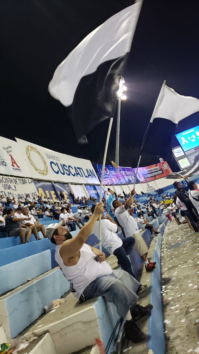 BarraBrava_AFC's tweet photo. SOMOS NOSOTROS LOS QUE ARMAMOS CARNAVALES EN TODOS LOS FUNERALES🎵🎵🎵
INICIÓ LA 2DA VUELTA DE LA FASE 2 Y @AlianzaFC_sv GANÓ, GUSTÓ Y GOLEÓ.
EN LA GRADA?
COMO SIEMPRE #LA96 CON LA FIESTA🏴🏳️
AQUI UN POCO DE LO QUE SE VIVIÓ AYER!
#SomosElCorazónDeAlianza https://t.co/2ZU4dj2Aq3