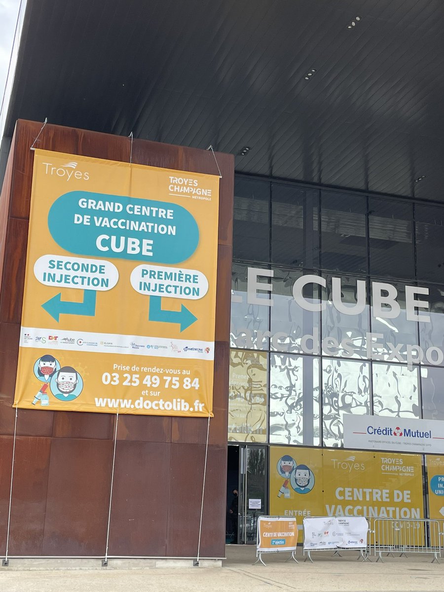 PhiesSo's tweet photo. Ce dimanche les sapeurs pompiers non membre du SSSM ont vaccinés un peu plus de 1400 personnes sous la supervision des ISP du SSSM10 👍👍 https://t.co/22lxr5Zv12