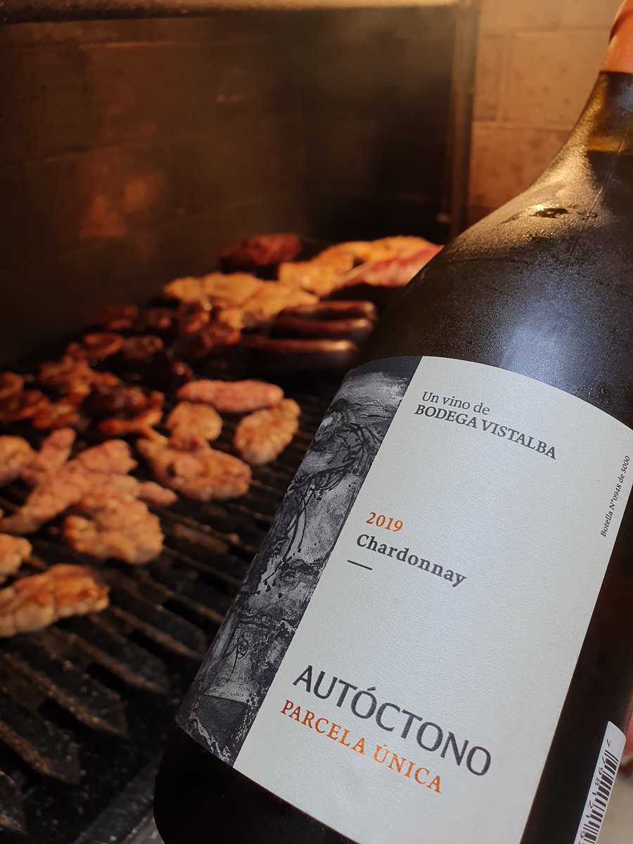 Unpopular opinion (?): Las achuras van tantísimo mejor con un blanco con cuerpo... Tremendo este #chard de <a href="/BodegaVistalba/">Bodega Vistalba</a>!