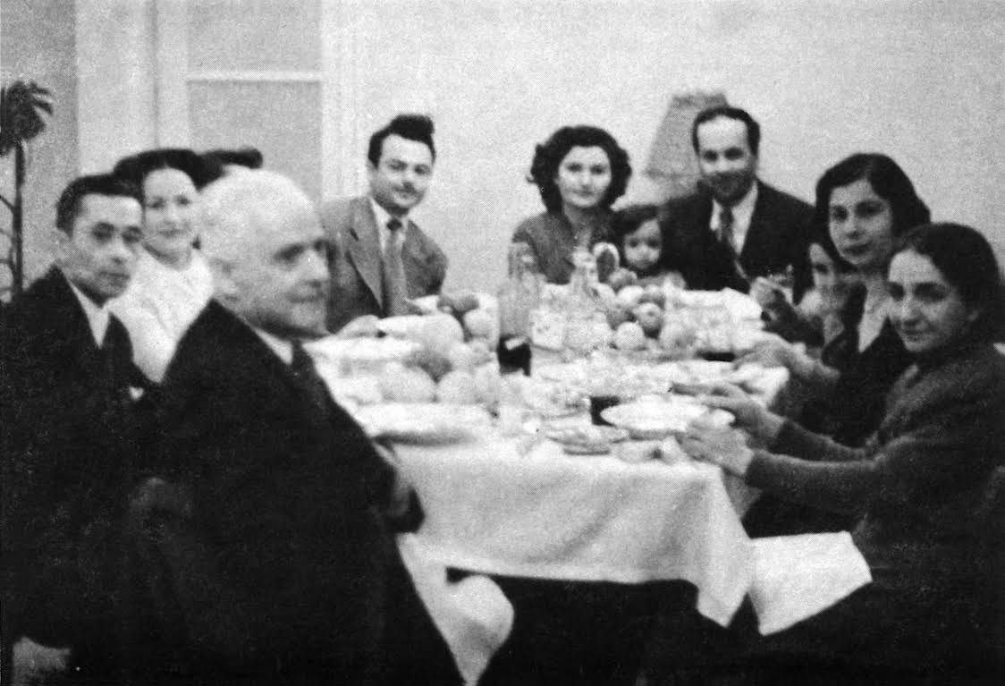 "Desem ki vakitlerden bir nisan akşamıdır
Rüzgarların en ferahlatıcısı senden esiyor
Sende seyrediyorum denizlerin en mavisini
Ormanların en kuytusunu sende görmekteyim."

-Cahit Sıtkı Tarancı