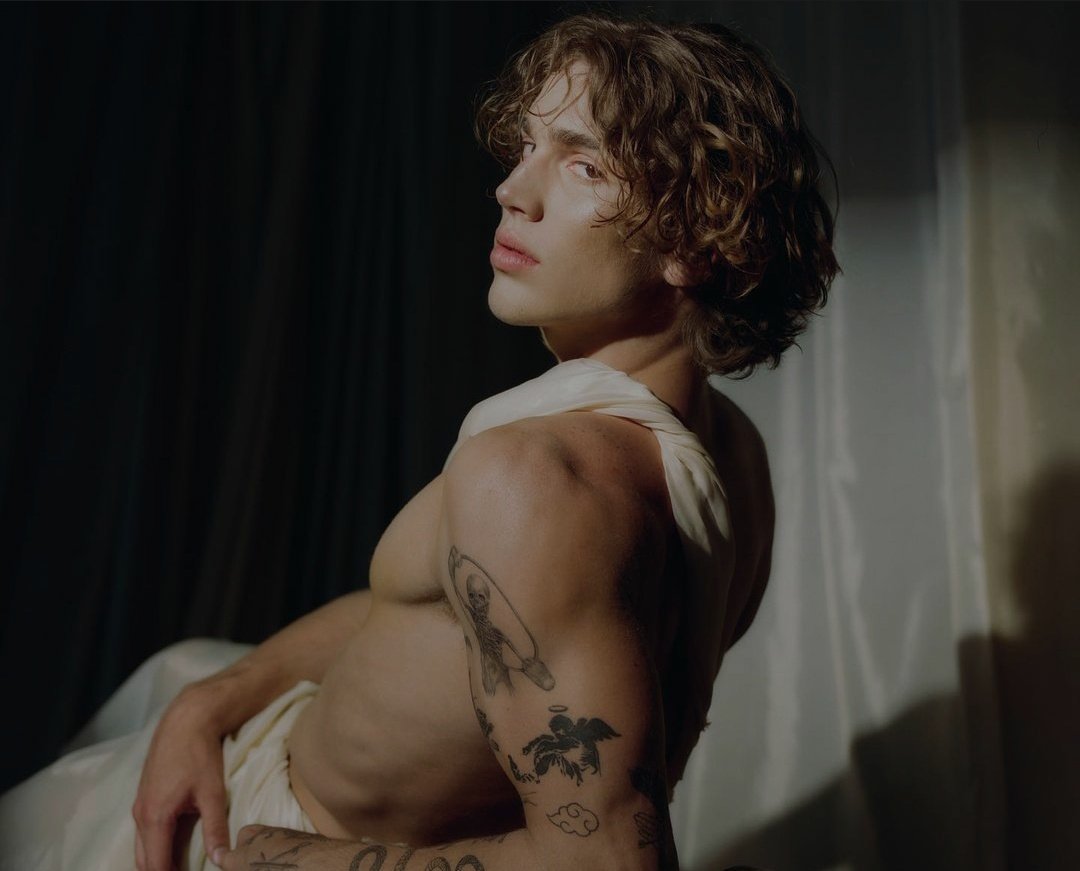 souvbitchh's tweet image. yo necesito un Vinnie que me rompa completa.