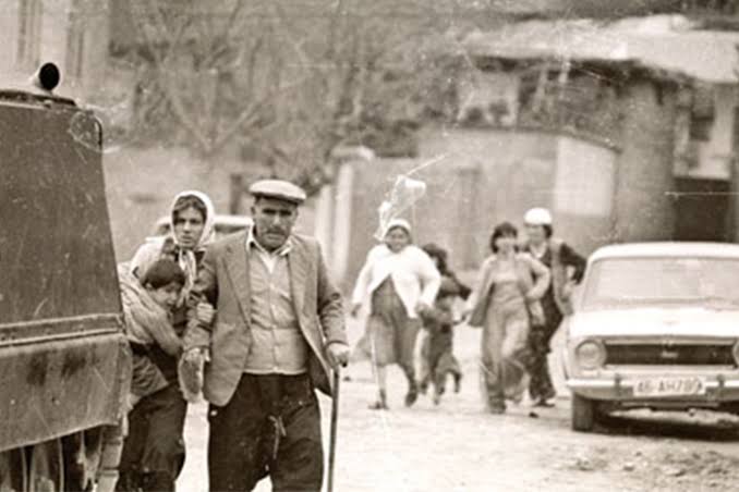 17 Nisan 1978 akşamı başladı...4 gün sürdü...8 kişi katledildi...100 kişi yaralandı...960 işyeri/konut yakılıp yıkıldı...
Gene Alevilerin evleri işaretlenmişti...
Tarihinize o kadar çok katliamla doldurdunuz ki...Kerbela Malatya Maraş Çorum Sivas...lanet olsun...
#MalatyaKatliamı