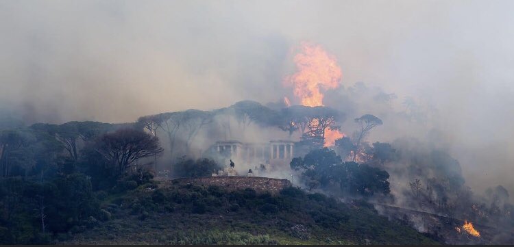 From @MakerereU main building to @UCT_news LIBRARY. These fires are so devastating.
Our prayers with all those affected.
@mirugwealex1 
#CapeTownFires