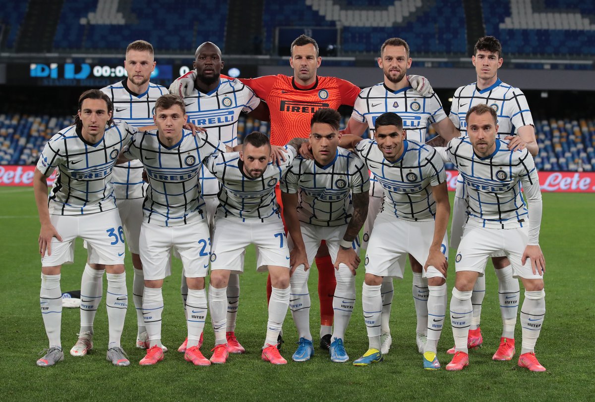 InterClub1908's tweet image. ⚫🔵🐍 @SerieA titolo di #NapoliInter 1-1 l'@Inter pareggia con il gol di #Eriksen sempre #FORZAINTER #Amala #SempreForzaInter #IMInter #FCIM #SerieA #NotForEveryone #Inter #InterFans #interclub1908 Seguite il profilo di riserva @InterClub1908_ 🖤💙